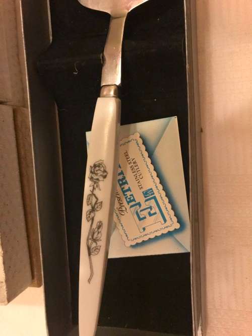 Eterite cake lifter and fork set