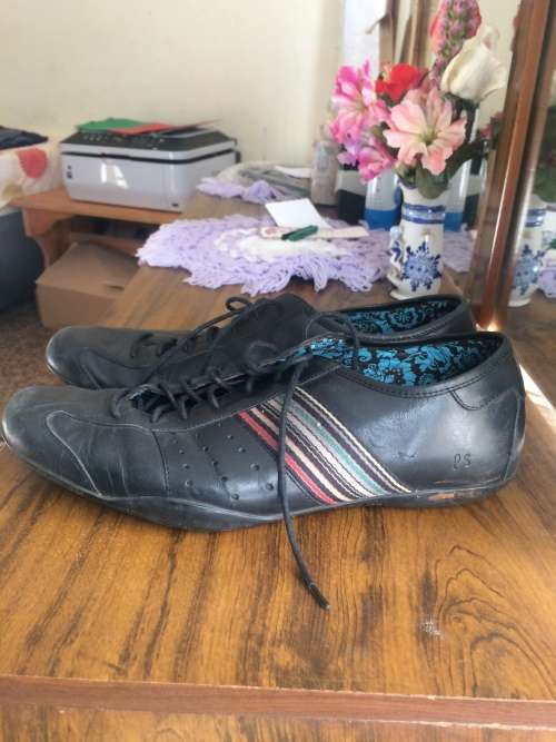 Paul Smith genuine sneakers size 9 to 9.5 very high quality.