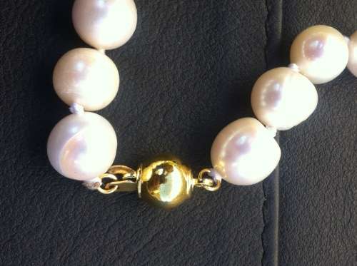 8 - 10mm 43cm long Akoya Cultured Pearl Necklace 14k Solid Gold - Very Beautiful and Heavy