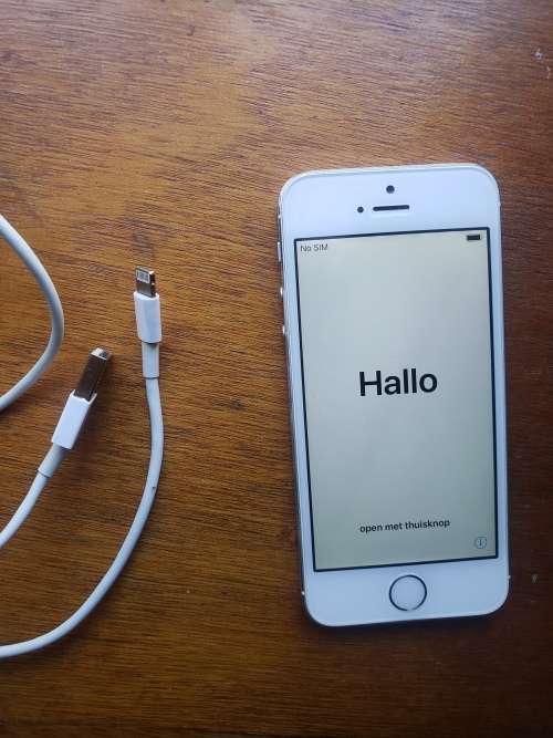 Apple Iphone 5s Silver 16GB Unlocked - Working and in very good condition - Sell As IS