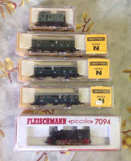 N Gauge locomotive and coaches