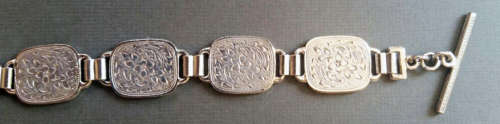 DELIGHTFUL VINTAGE HAND PAINTED BRACELET WITH TOGGLE CLOSING. UNUSUAL!