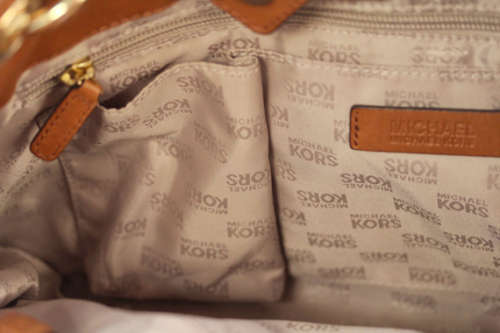 MICHAEL KORS TAN LEATHER HOBO HANDBAG. BIG GOLD RING DETAIL. ORIGINAL MK DUSTCOVER.