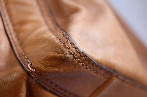 MICHAEL KORS TAN LEATHER HOBO HANDBAG. BIG GOLD RING DETAIL. ORIGINAL MK DUSTCOVER.