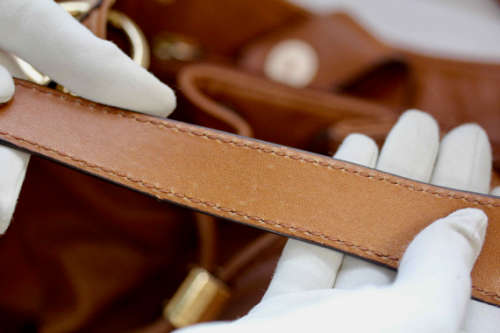 MICHAEL KORS TAN LEATHER HOBO HANDBAG. BIG GOLD RING DETAIL. ORIGINAL MK DUSTCOVER.