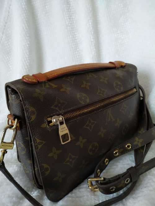 LOUIS VUITTON Monogram Pochette Metis