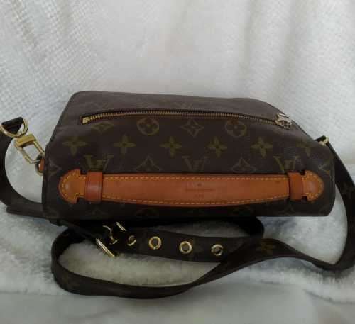 LOUIS VUITTON Monogram Pochette Metis