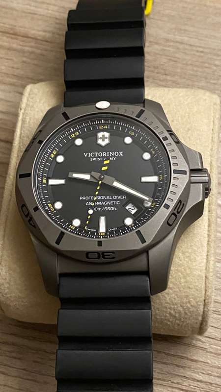 ***VICTORINOX I.N.O.X TITANIUM PROFESIONAL DIVER WATCH***
