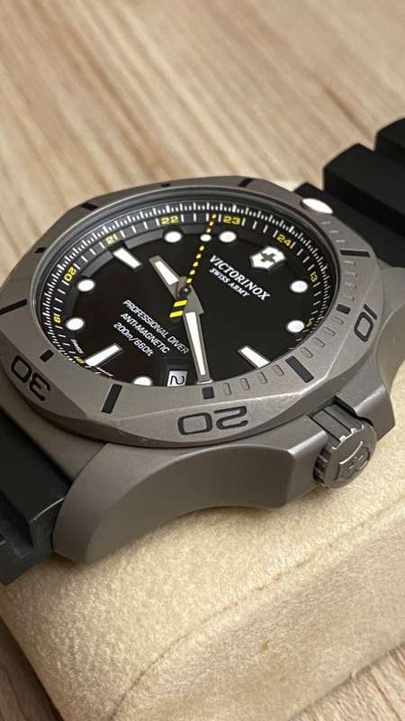 ***VICTORINOX I.N.O.X TITANIUM PROFESIONAL DIVER WATCH***