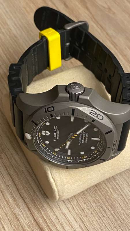 ***VICTORINOX I.N.O.X TITANIUM PROFESIONAL DIVER WATCH***