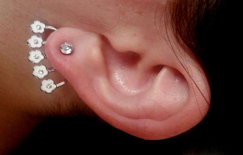 White flower stud rhinestone earring / ear cuff