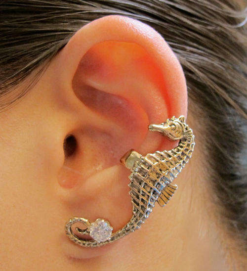 Seahorse earring / ear cuff Gold