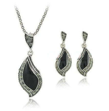 Beautiful BLACK with diamante. Necklace and earring set.