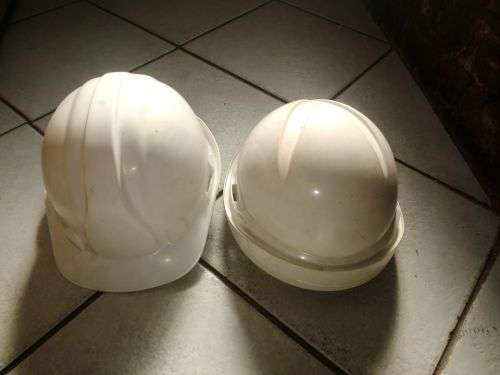 %% SAFETY GEAR 2X HARD HAT AND EAR MUFFS X1%%