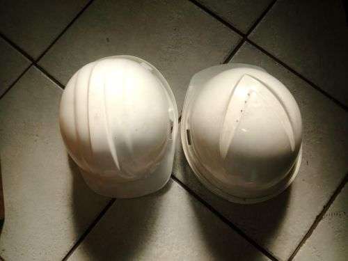 %% SAFETY GEAR 2X HARD HAT AND EAR MUFFS X1%%