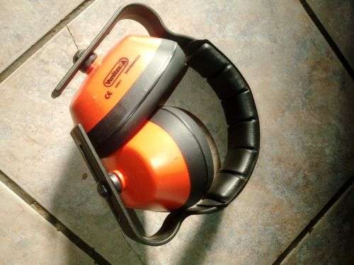 %% SAFETY GEAR 2X HARD HAT AND EAR MUFFS X1%%