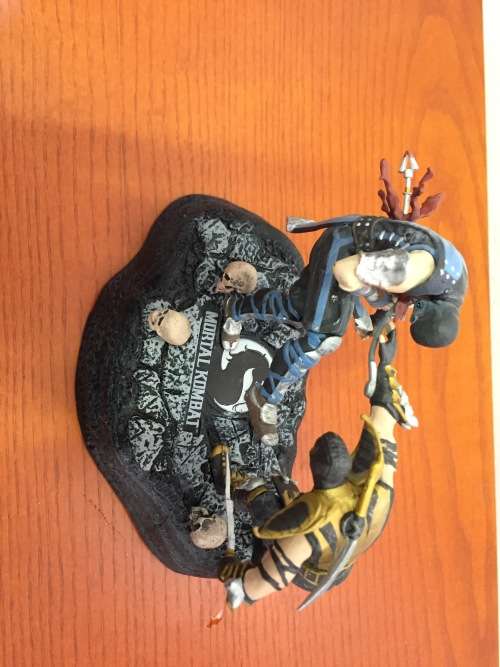 Mortal Kombat 9 Kollectors edition statue - Very rare - Scorpion/Sub Zero.