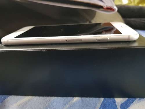 Iphone 6 Silver 64GB [Crack on side of screen]