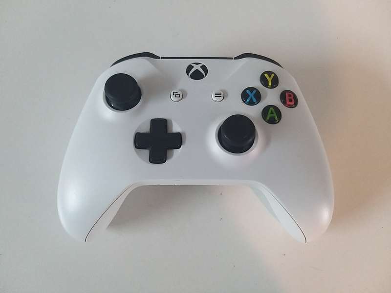 Xbox One S 1TB Console + 1 Game (FIFA 17)