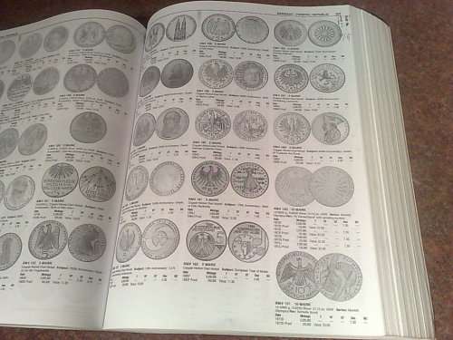 WORLD COIN CATALOGUE-11TH EDITION-900 PAGES OF INFO AND VALUATIONS-EXCELLENT CONDITION