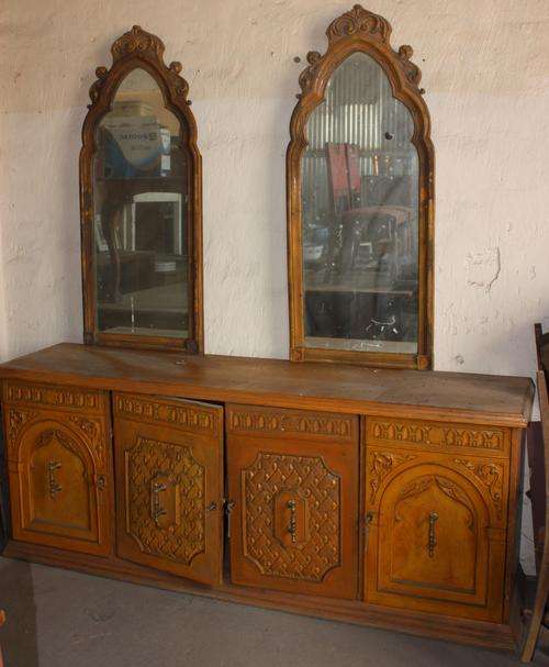 Old artist dresser