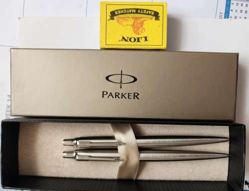 Genuine PARKER Silver Pen and Pencil set of 2- both still in Case-immaculate, fantastic bargain buy!