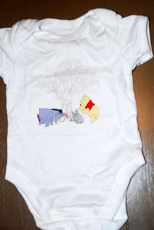 Sameeha Winnie the Pooh UNISEX onesie - Adorable! AGE 3 - 6 months (18kg)