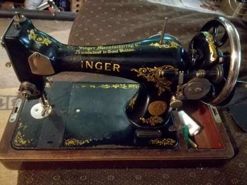 antique Singer sewing machine 100% working cond