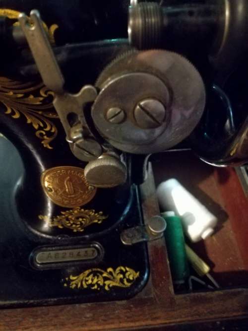 antique Singer sewing machine 100% working cond