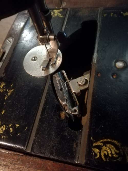 antique Singer sewing machine 100% working cond