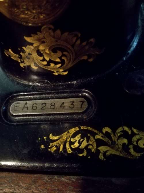 antique Singer sewing machine 100% working cond