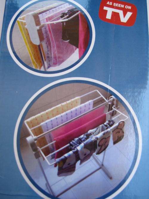 MULTIFUNCTIONAL CLOTHES RACK