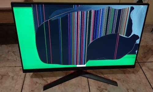 !! 32 INCH  LG ULTRAGEAR CRACKED SCREEN - FOR PARTS/REPAIR !!