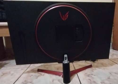!! 32 INCH  LG ULTRAGEAR CRACKED SCREEN - FOR PARTS/REPAIR !!
