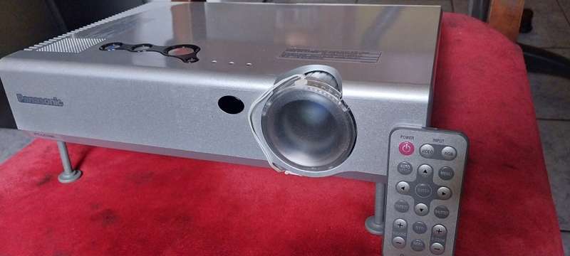 !! PANASONIC LCD PROJECTOR !!