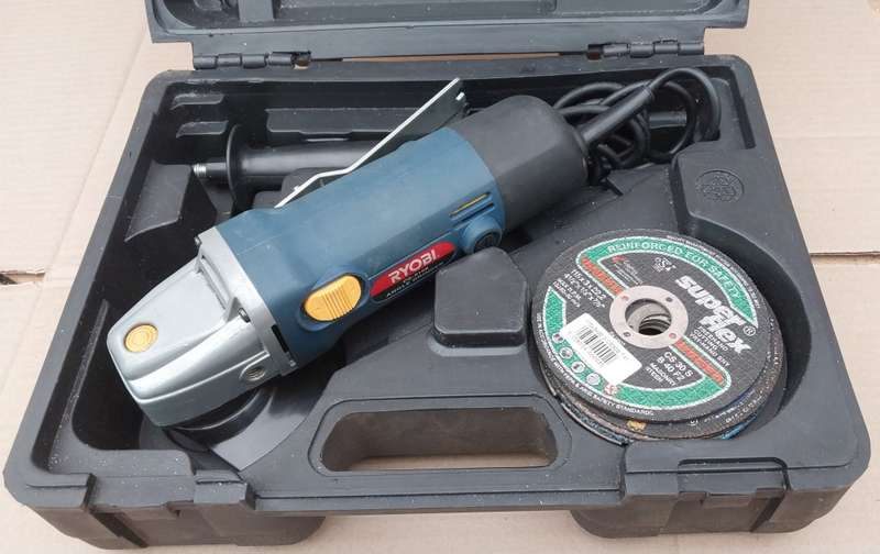 900W RYOBI 115mm Angle Grinder