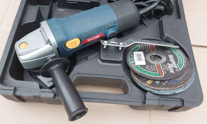 900W RYOBI 115mm Angle Grinder