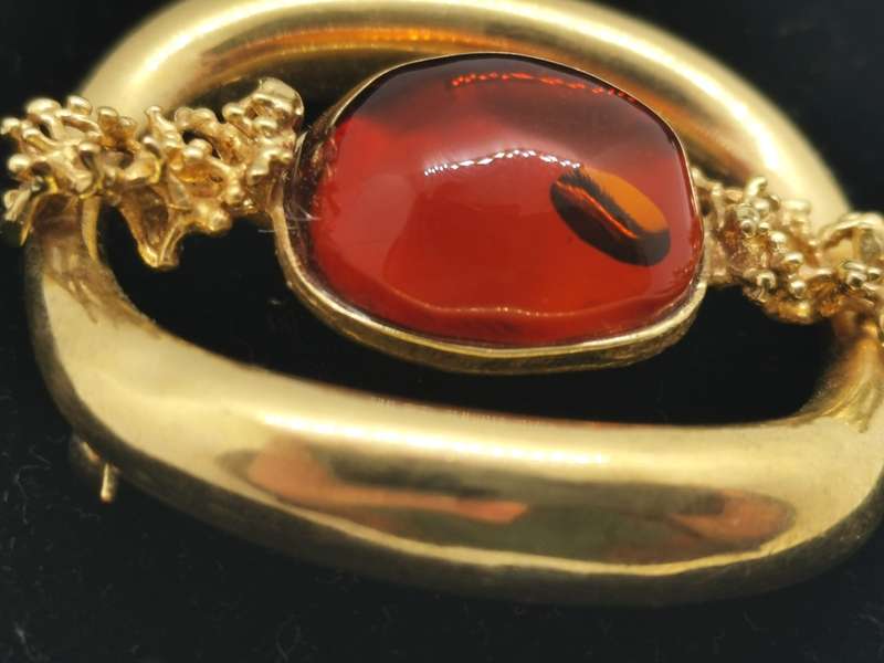 Vintage gold brooch set with amber