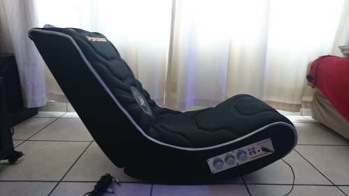 Gaming chair with 2.1 sound.