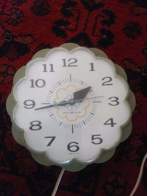 Vintage General Electric Retro kitchen Green Daisy Plastic clock