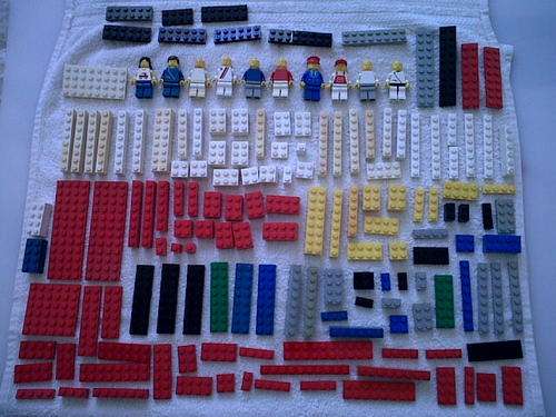 LEGO BLOCKS BUNDLE & 10 MINIFIGURES !!! (182 Pieces)