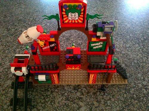 JOKER'S DYNAMIC DUO FUN HOUSE - Lego Super Heroes (Rare!)