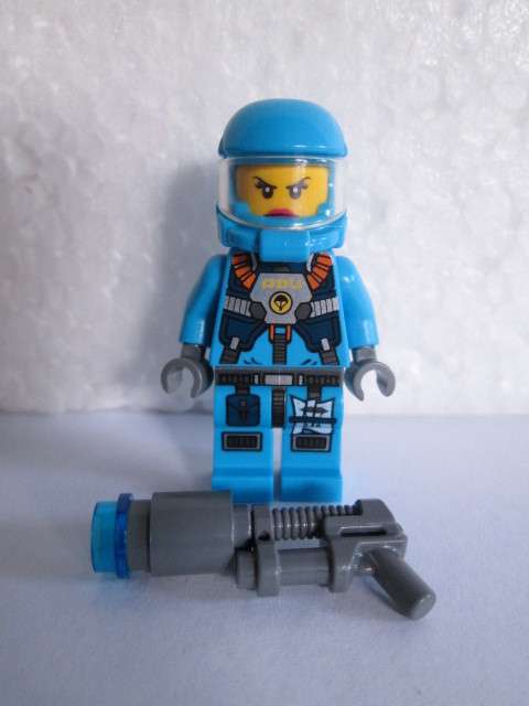 Female Alien Defense Soldier (With Modified Space Blaster Gun) - Lego Alien Conquest Minifigure