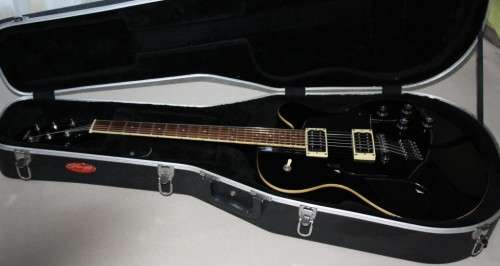 Yamaha AE500 Semi-Hollow Jazz Guitar - Gloss Black with Hardcase - Like New!!