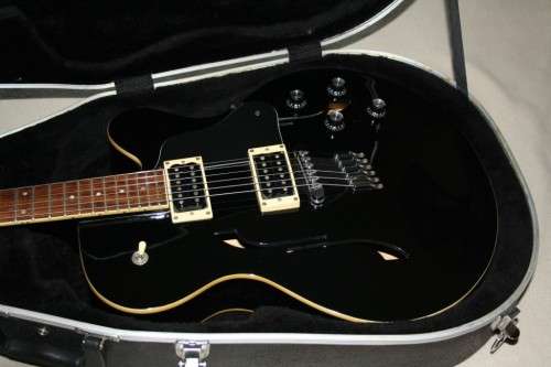 Yamaha AE500 Semi-Hollow Jazz Guitar - Gloss Black with Hardcase - Like New!!