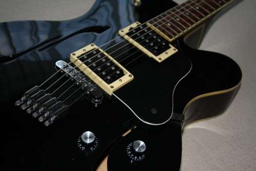 Yamaha AE500 Semi-Hollow Jazz Guitar - Gloss Black with Hardcase - Like New!!