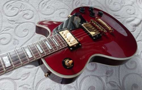 Tokai Les Paul Custom MIC in Translucent Red