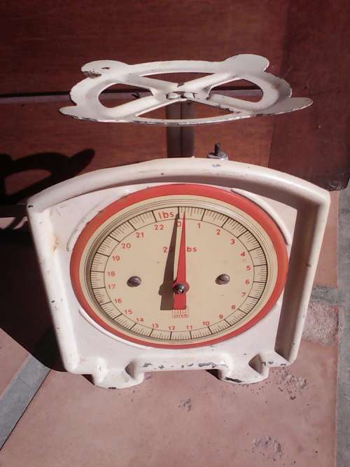Circa 1950's EFFEM German Scale (22 lbs - 10kg)