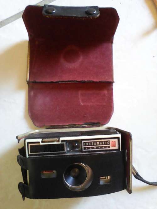 kodak Instamatic 100 (Circa 1963 - 1966) Includes Original Leather Pouch