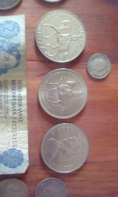 4 x Silver Coins (92g) 18 x Vintage Coins 2 x Vintage Notes (See Description)